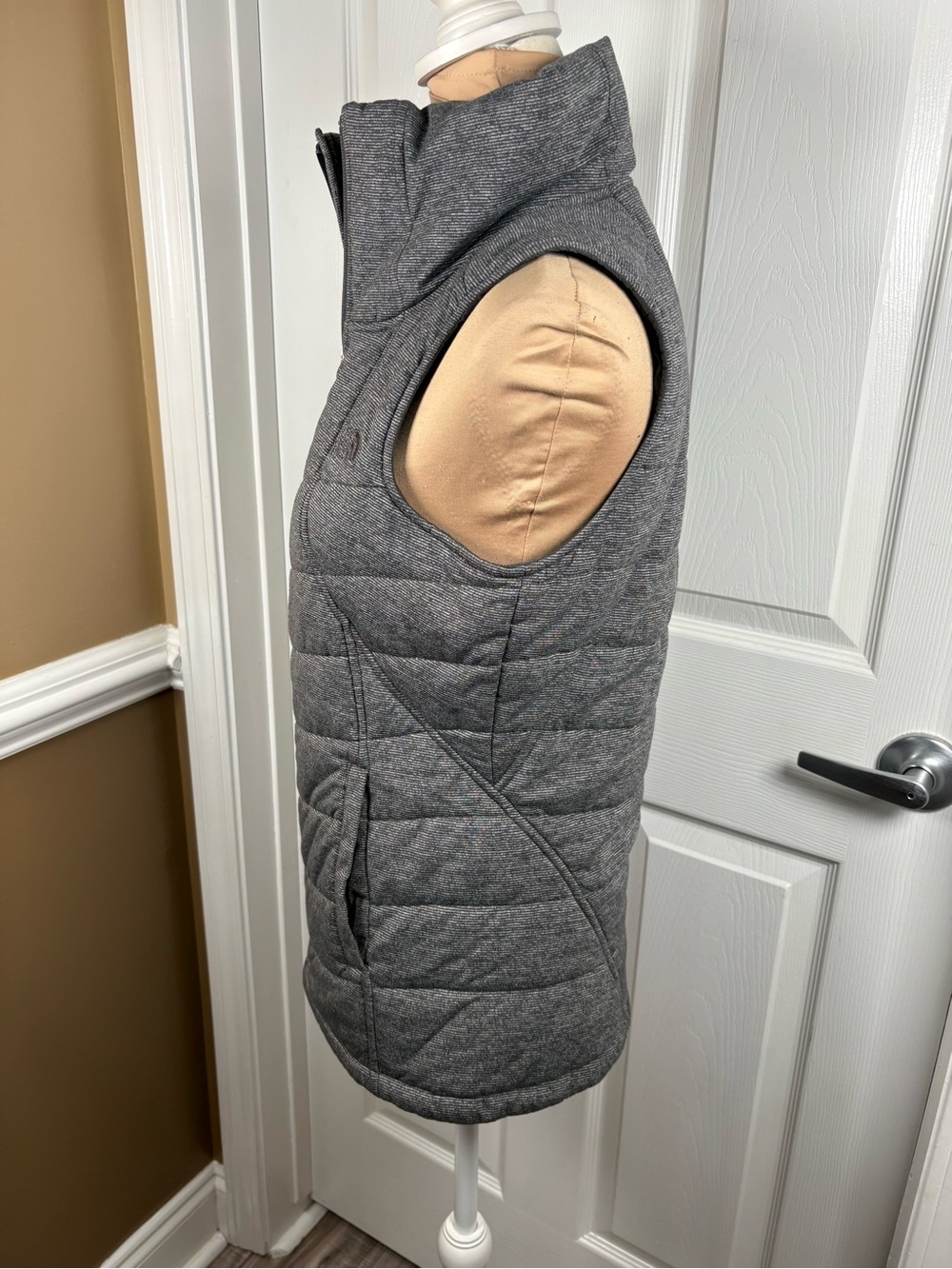 THE NORTH FACE Womens Gray
Pseudio Full Zip Quilted Gilet Puffer
Vest Size Small - Picture 5 of 10